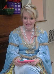 Karen Thomas plays the queen.
 