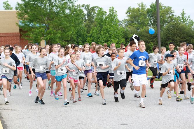 Riverside Middle School’s iMove Run/Walk begins with over 200 runners participating.