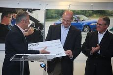 Tim Merritt, CEO/co-founder of oobe, presents an $80,000 check to the BMW Pro-Am Charities during Tuesday's media day announcing the celebrities and format of the May 15-18 tournament. Bob Nitto, center and Max Metcalf of South Carolina Charities, Inc., accept the check.
 
 
 