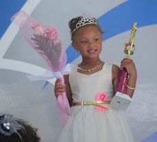 Natalie Dendy, holding roses and the trophy,  won the 5-7 year-old category.