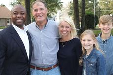 Sen. Tim Scott posed for a portrait with the family of Jim and Vicki Evers and their children Lexie, 11, and Jamison, 13
 