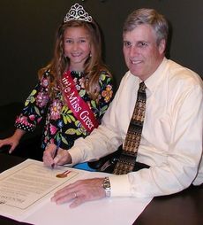 Mayor Rick Danner signs a proclamation for Little Miss Greer Taylor Singleton. Danner enjoys honoring youth and talking with them during visits at City Hall and City Council meetings.