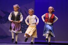 Kayleigh Hearn, Lily Kate Barbare, Ellie Mason and dancers of all ages performed in the show.