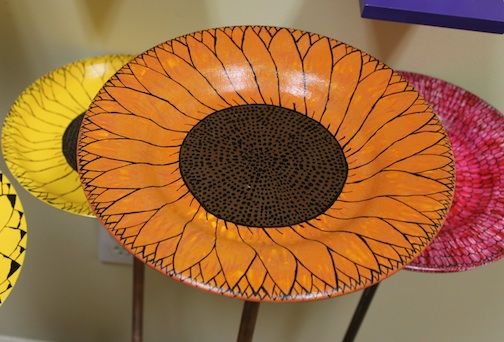 Plates painted as sunflowers can be used as outdoor garden decorations or bird feeders.