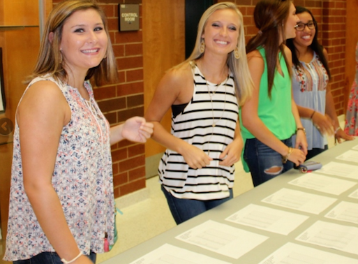Clubs and organizations promoted and advertised their information to students and parents in the school’s Commons.
 